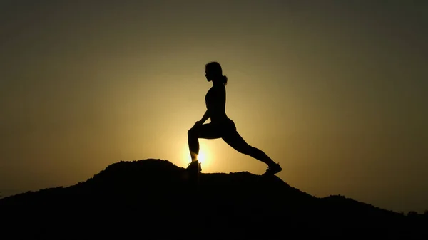 Γυναίκα με εύκαμπτα body εξάσκηση θέσεις γιόγκα, κάνοντας ασκήσεις στα βουνά — Φωτογραφία Αρχείου