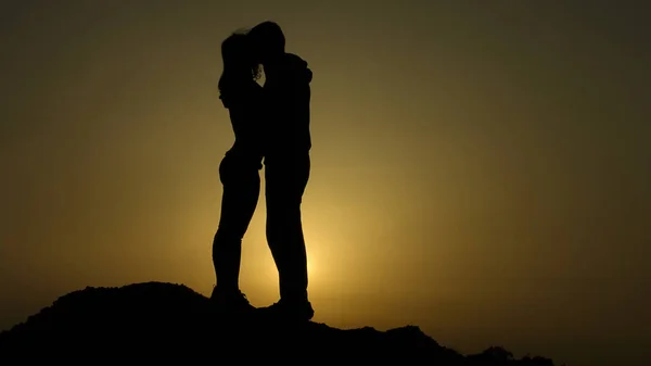 Σιλουέτες των νεόνυμφων ζευγάρι φιλιέται παθιασμένα, ρομαντική ιστορία αγάπης — Φωτογραφία Αρχείου
