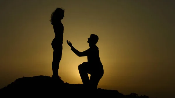 Ο άνθρωπος κάνει πρόταση στη γυναίκα τα ξημερώματα στα βουνά, ευτυχισμένο ζευγάρι στην αγάπη συμμετοχή — Φωτογραφία Αρχείου