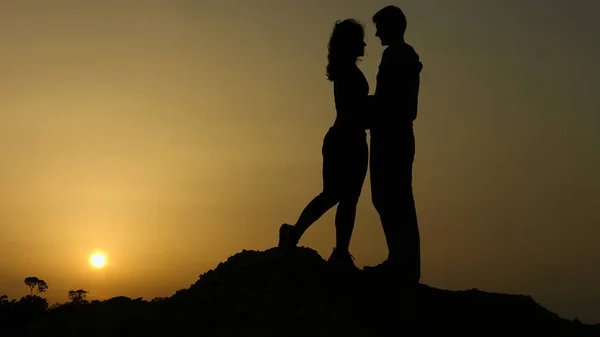 Νεαρός άνδρας και γυναίκα αγάπη αγκαλιάζει με πάθος, φιλημα, ρομαντικά συναισθήματα — Φωτογραφία Αρχείου