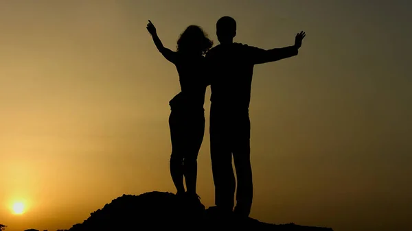 Σιλουέτα του ευτυχισμένο ζευγάρι απολαμβάνοντας το ηλιοβασίλεμα μαζί, κοιτάζοντας στο μέλλον με ελπίδα — Φωτογραφία Αρχείου