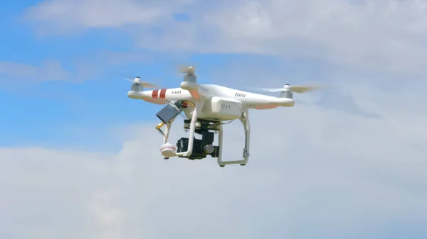 Drone moderne volant dans le ciel, tournage vidéo professionnel, technologie d'innovation — Photo