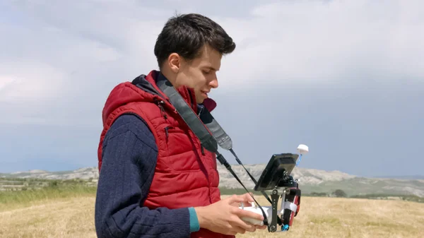 プロカメラマン quadrocopter とコント ローラー間の接続をチェック — ストック写真