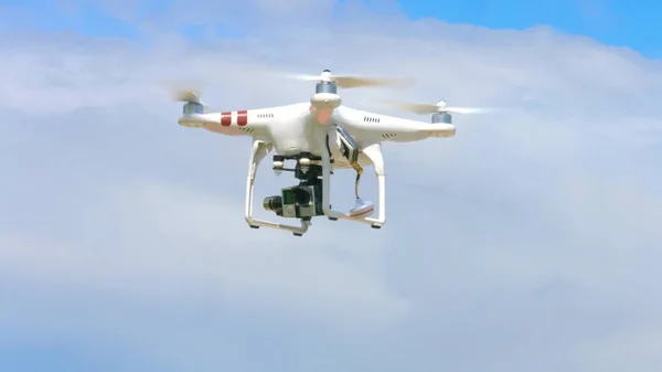 Quadrocopter avec caméra montée volant dans le ciel, tournage vidéo, technologie moderne — Photo