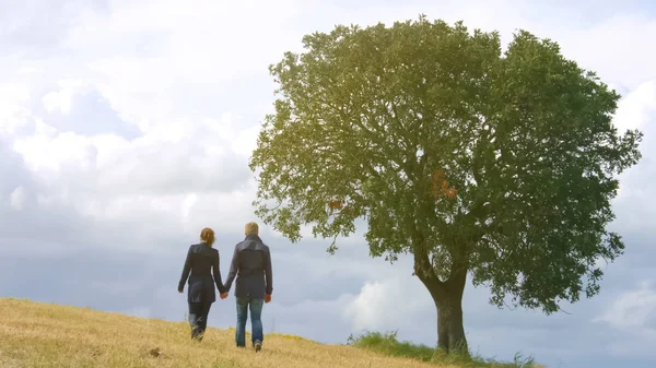 Romantikus pár kézen fogva, gyaloglás utazás élet együtt, családtervezés — Stock Fotó