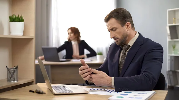 Werknemer bericht aan het typen op mobiel, zakenman, werkzaam bij Bureau, werkruimte — Stockfoto