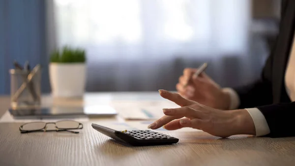 Upptagen lady revisor beräkning av företaget intäktsdelning, pengar distribution — Stockfoto