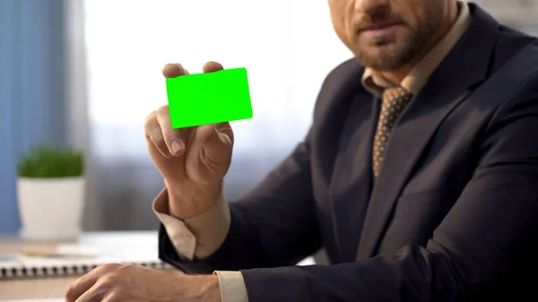 ビジネスマンのオフィス、緑表示色カード、銀行サービスの机に座って — ストック写真