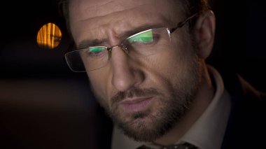 Erkek bilgisayarda bilgi kontrol, laptop perde Gözlükte yansıyan