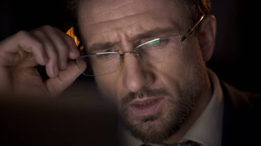 Laptop gece ofiste oturan Dedektif karmaşık durumda hakkında düşünme