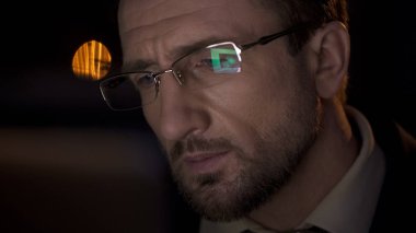 Dedektif yüz closeup, erkek Pc ekranına bakarak onun gözlük yansıyan