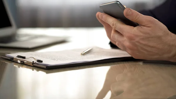 Mannelijke scrollen scherm op smartphone informatie check, toepassing, gadgets — Stockfoto