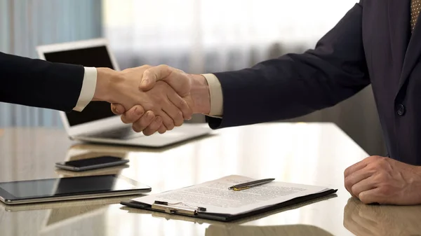 Hombre concluyendo acuerdo de negocios, estrechando la mano con el socio, sociedad de la empresa — Foto de Stock