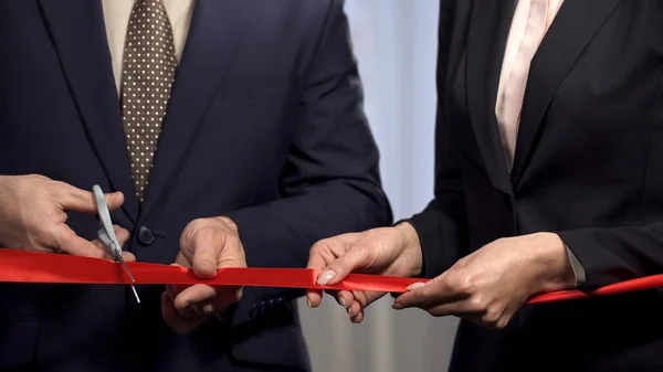 Obchodní lidé řezání červenou stuhou s nůžkami, start-up a spolupráce — Stock fotografie
