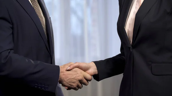 Socios de negocios estrechando la mano después de la firma del acuerdo, colaboración, trato —  Fotos de Stock