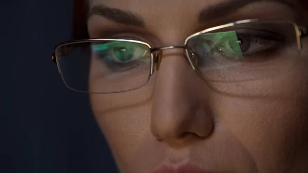 Schermo del computer portatile riflesso negli occhiali, femmina che lavora sul computer, concentrazione — Foto Stock