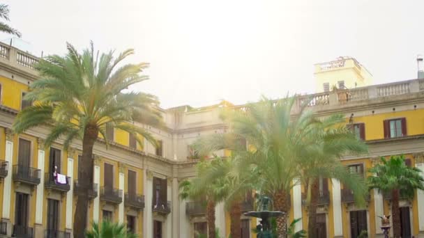 Edificio en la Plaza Real de Barcelona, famoso monumento histórico, arquitectura — Vídeos de Stock