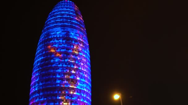 バルセロナ、有名な観光地、都市交通で照らされたアグバール タワー — ストック動画
