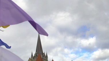 Lozan, İsviçre Turizm Notre Dame Katedrali'nin arka plan üzerinde sallayarak bayrakları