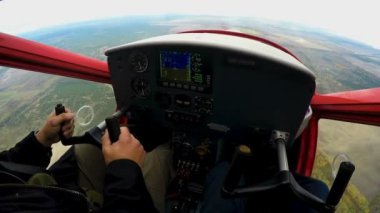Pov heyecanlı adamın Denetim Masası seyir spor uçakta aşırı ders