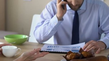 Konuşurken telefon evde, aile krizi, kariyer çalışma kocasıyla kavga karısı