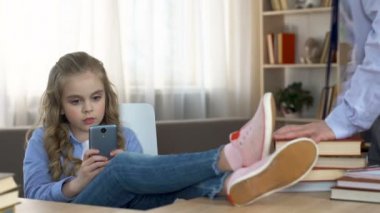Smartphone oyun ve babası alarak uzak telefon, bağımlılığı oynayan genç kız