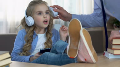 Sıkı baba kızı odasında kulaklık müzik dinlemek, bağırarak