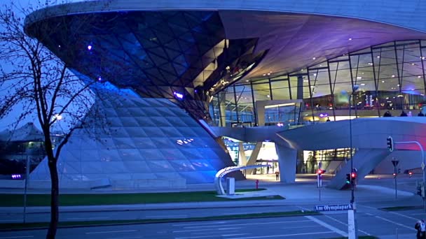 Monachium, Niemcy - około stycznia 2016: Zwiedzanie miasta. BMW Welt centrum wystawowego w Monachium, niemiecki nowoczesnej architektury w półmroku — Wideo stockowe