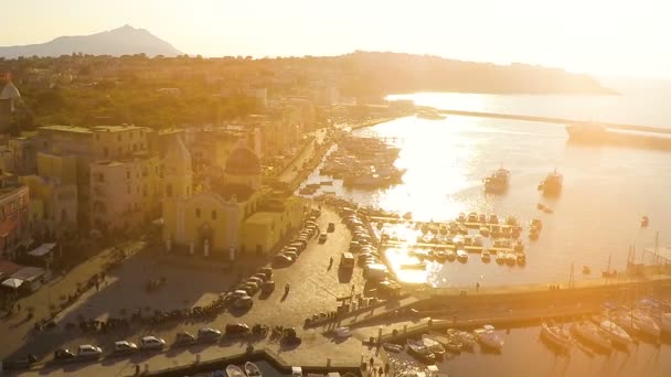 Costa d'Ischia in estate, veduta aerea della città portuale, architettura italiana, viaggio — Video Stock