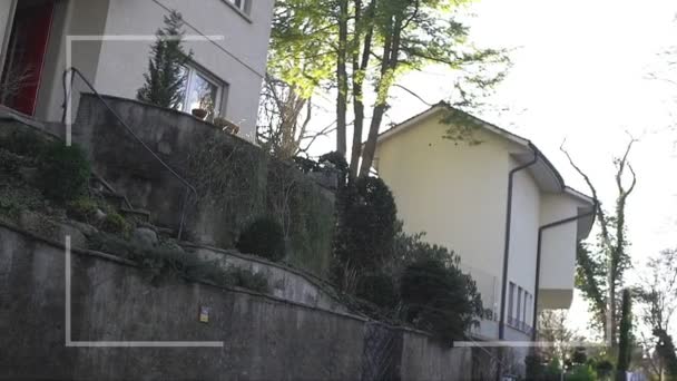 Privé huis met balken op Vensters, beveiligingssysteem, toezicht videoverslag — Stockvideo