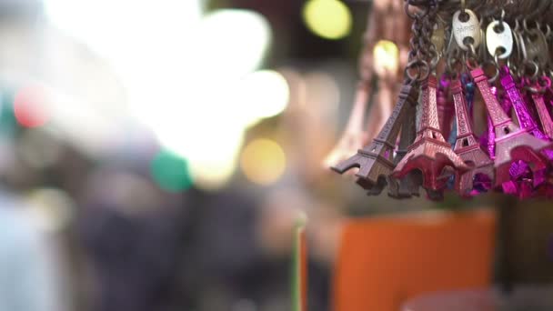 Eiffel toren spulletjes verkocht op de Parijse straat, Franse souvenir, toerisme remembrance — Stockvideo