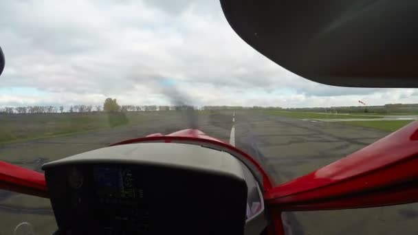 Point de vue du commandant de bord contrôlant l'avion d'entraînement au décollage, école d'aviation — Video