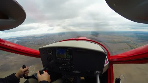 Mann sitzt im Cockpit eines Düsenflugzeugs, das über Feld fliegt, Extremsport, pov — Stockvideo