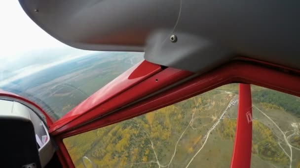 Student van luchtvaart school kijken naar de grond terwijl vliegende straalvliegtuig, pov — Stockvideo