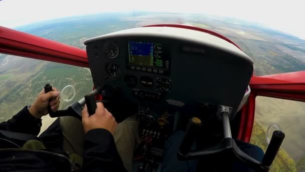 Lección extrema en avión deportivo, POV del hombre excitado mirando el panel de control — Vídeo de stock
