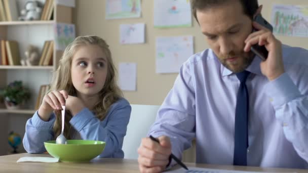 Hardwerkende zakenman veronachtzaming dochter vroeg hem om te praten, relaties probleem — Stockvideo