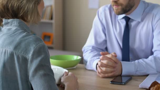 Assistente social conversando com a mulher, condições de adoção aconselhamento, conversa — Vídeo de Stock