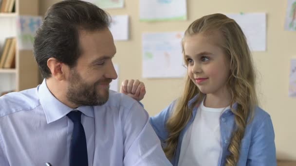 Nettes Mädchen präsentiert Grußkarte zum Vatertag, zarte Beziehungen, Elternschaft — Stockvideo