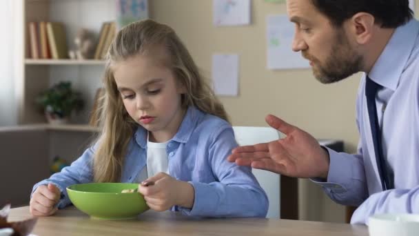 Kızı bağırarak, yemek için zorlama katı Baba adam azarı çocuk talep — Stok video