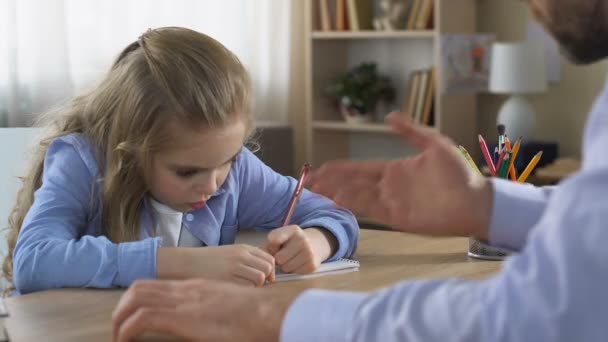 Irritado pai repreendendo filha, controlando a criança fazendo trabalho em casa, pressão — Vídeo de Stock