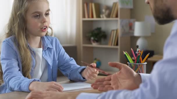 Chica de la escuela discutiendo con el padre mientras hace la tarea, la edad de la pubertad, el conflicto — Vídeo de stock