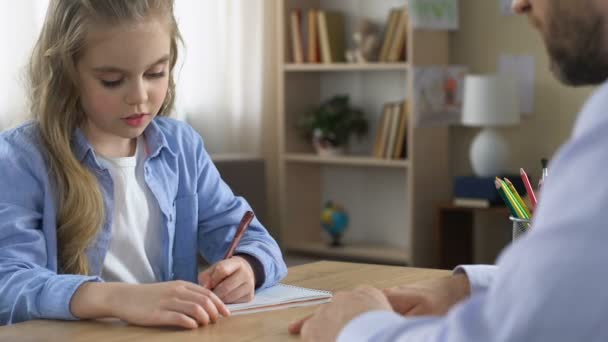 Schüler schreiben Übung in Notizbuch und geben fünf an Lehrer, häusliche Erziehung — Stockvideo