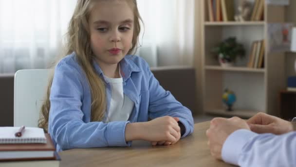 Otec dcera nutí dělat domácí úkoly, nadřazený tlak, rozrušení dítěte, lenost — Stock video