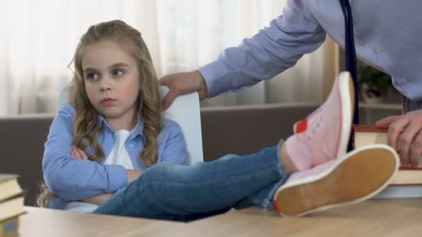 Zlobivé dcera imitující Otče plísnění, problém věku puberty, rodič ignorovat — Stock video