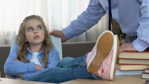 Tizenéves lány figyelmen kívül hagyva azzal érvelve apa ül a lábak, a tábla, büntetés — Stock videók