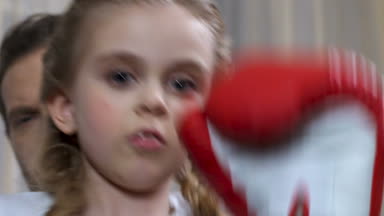 Baba, güç ve dayanıklılık ile okul kız boks eldivenleri pratik yumruk