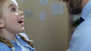 Gülümseyen kız kucaklama baba, mutlu aile ilişkisi, aşk çocuğu evlat edindi