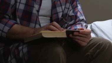 Erkek mahkûm hapishane hücresinde kutsal kitap okuma dua cevaplar için arama