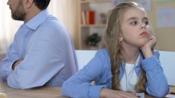Apa és lánya ül elfordulni, érzés fáj, a családi veszekedés, a konfliktus — Stock videók