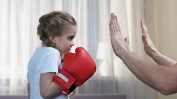 Kleines Mädchen boxen, Training mit Vater zu Hause, zielstrebiges Kind, Kampfsport — Stockvideo